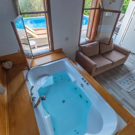 Rose Garden With Private Pool And Jacuzzi *